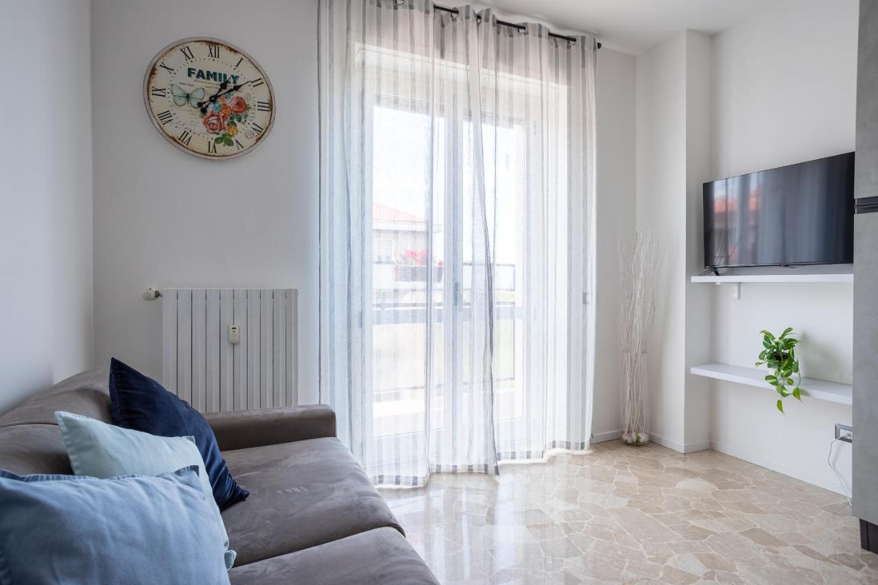 Milano City Apartments - Parking And Comfort - Spacious Apt Up To 8 Pax Bagian luar foto
