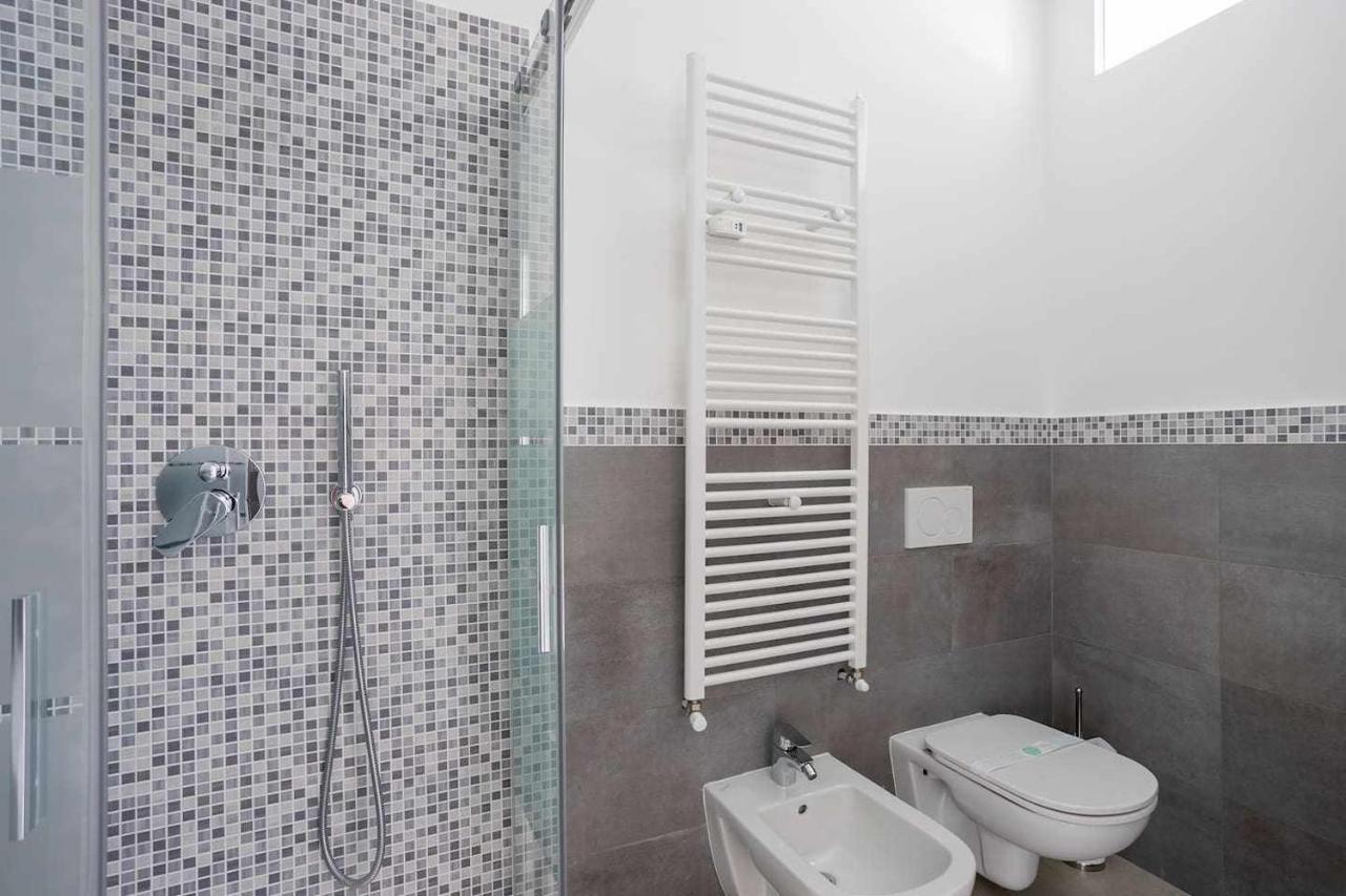 Milano City Apartments - Parking And Comfort - Spacious Apt Up To 8 Pax Bagian luar foto