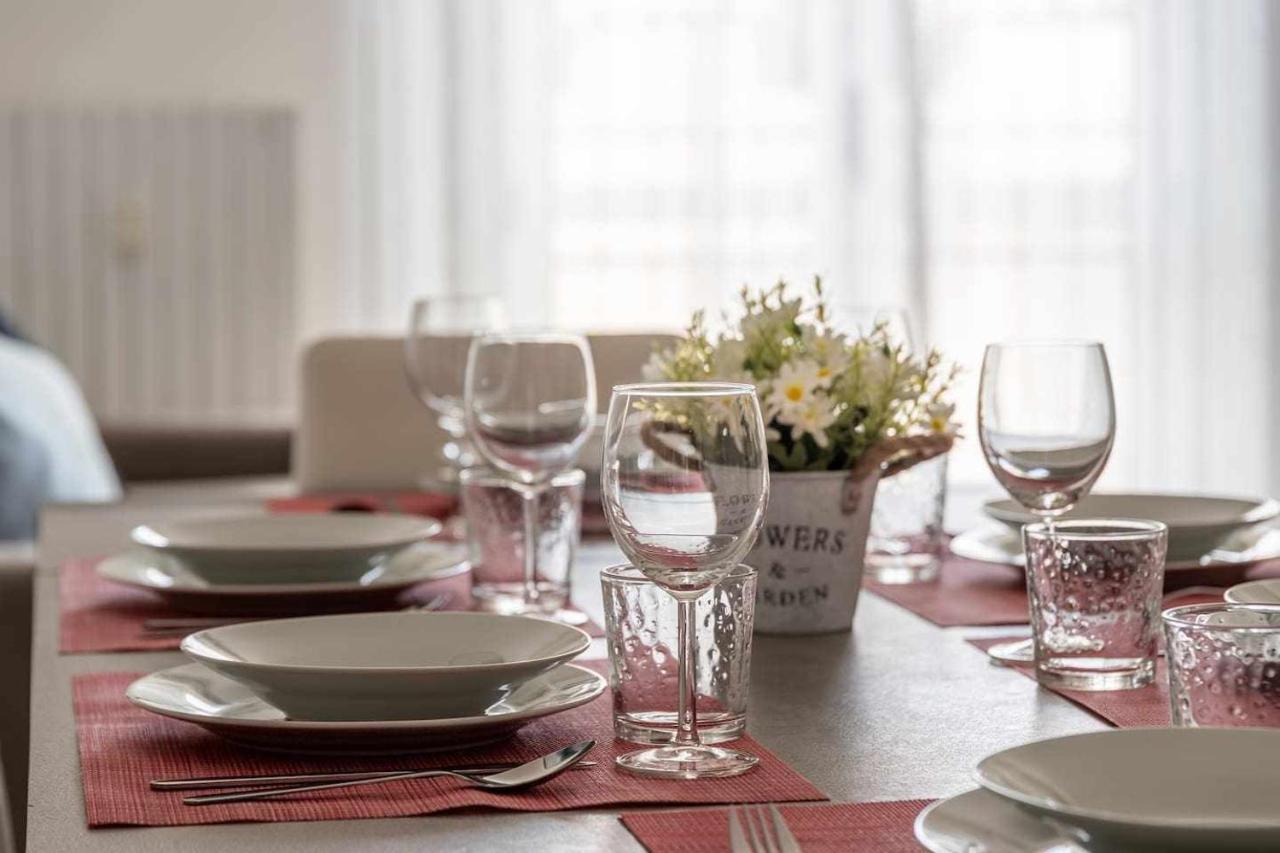 Milano City Apartments - Parking And Comfort - Spacious Apt Up To 8 Pax Bagian luar foto