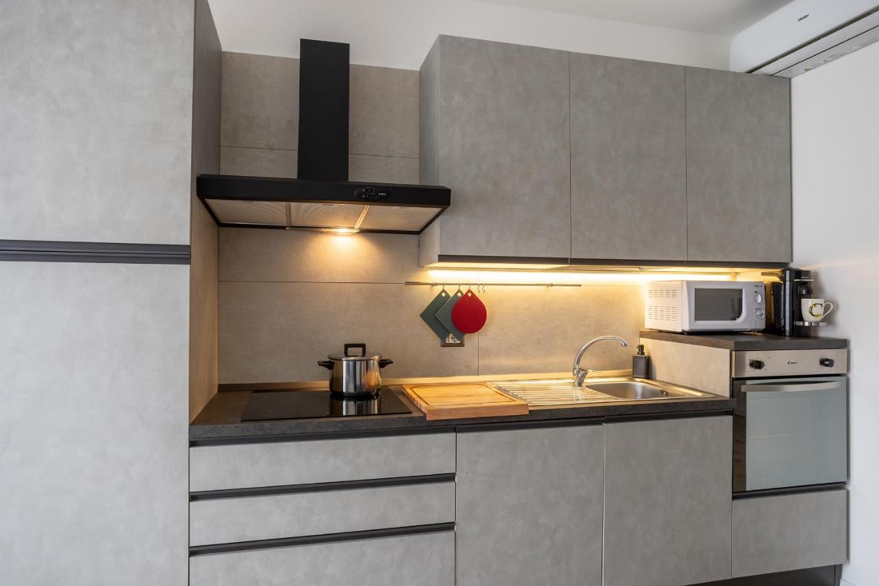 Milano City Apartments - Parking And Comfort - Spacious Apt Up To 8 Pax Bagian luar foto